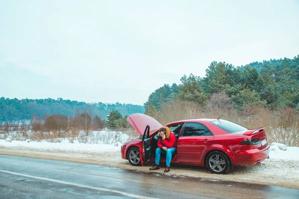 Homem Sentado Carro Pedir Ajuda Quebrar Pista Inverno Viagem Rodoviária — Fotografia de Stock