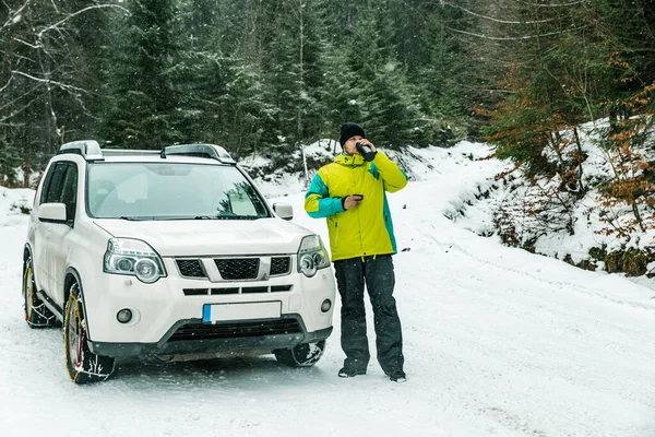 Ember Közelében Suv Lánc Kerekek Egy Kis Szünetet Inni Teát — Stock Fotó