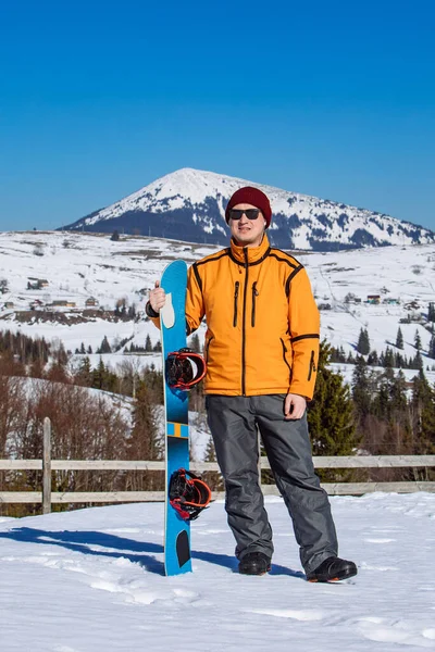 Sorrindo Homem Óculos Sol Segurando Snowboard — Fotografia de Stock