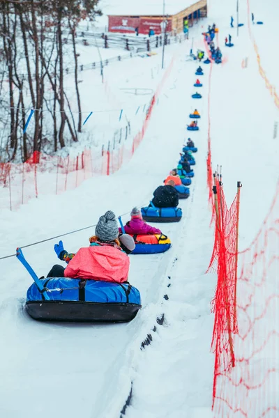 Linha Para Tubos Neve Levem Pessoas Para Colina Atividades Inverno — Fotografia de Stock