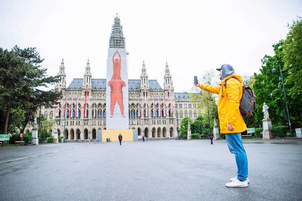 Turista Cestující Muž Fotografování Telefonu Vídeň Radnice Pozadí Jaro Deštivé — Stock fotografie