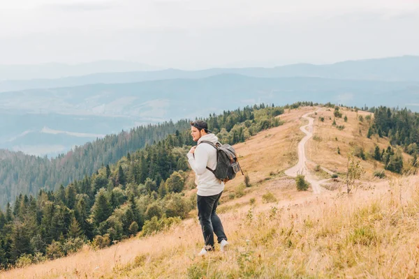 Hombre Con Mochila Senderismo Por Las Montañas Otoño Copiar Espacio — Foto de Stock