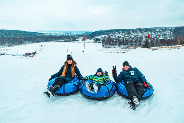 Junge Familie Posiert Mit Schneeschläuchen Winterzeit Mutter Vater Sohn — Stockfoto
