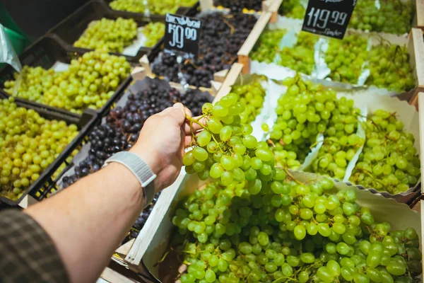 First Person Point View Man Choosing Grapes Grocery Shopping — Stock Photo, Image