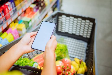 arka plan kopyalama alanında boş boş beyaz ekran alışveriş sepeti ile telefon