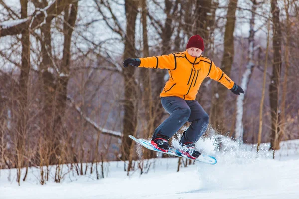 Człowiek Snowboardzie Wzgórzu Czas Sportów Zimowych — Zdjęcie stockowe