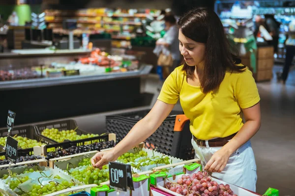 Mujer Compra Uvas Tienda Concepto Compras Comestibles — Foto de Stock