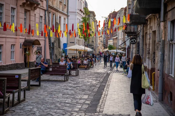 Lviv Ucrânia Setembro 2018 Pessoas Andando Pela Rua Turística Cidade — Fotografia de Stock
