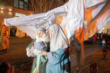 Lviv, Ukrayna - 25 Aralık 2017: Şehir meydanında İsa 'nın doğumu oyunu. Gece vakti.