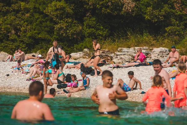 Pula Kroatien Juni 2019 Schwimmende Menschen Blauen Klaren Wasser — Stockfoto