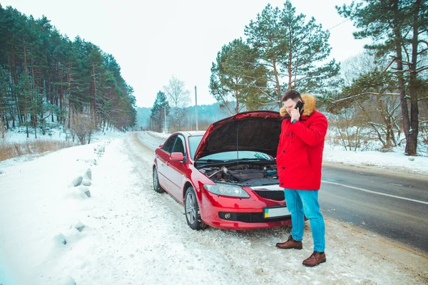 Homem Perto Carro Quebrado Beira Estrada Nevou Tempo Inverno Espaço — Fotografia de Stock