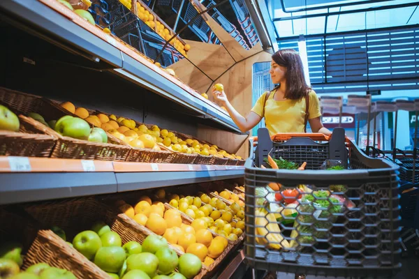 Mujer Tomando Naranjas Supermercado Tienda Estante Concepto Compras — Foto de Stock