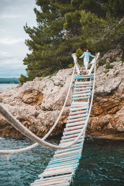 Mulher Cruzando Suspensão Ponte Mar Fundo Horário Verão — Fotografia de Stock