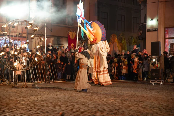 利沃夫 Lviv Ukraine 2017年12月25日 基督降生的圣诞晚会在市集广场举行 夜间作业 — 图库照片