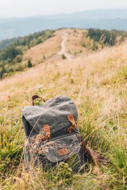 Sırt çantasıyla dağ yürüyüşü etkinliklerinin tepesinde