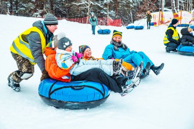 LVIV, UKRAINE - 7 Ocak 2019: Kar tübü ile aile gezisi. Kış zamanı