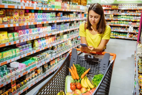 Woman Shopping Check Buy List Phone Grocery — Stock Photo, Image