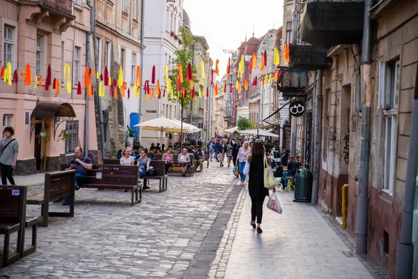 Lviv Ucrânia Setembro 2018 Pessoas Andando Pela Rua Turística Cidade — Fotografia de Stock