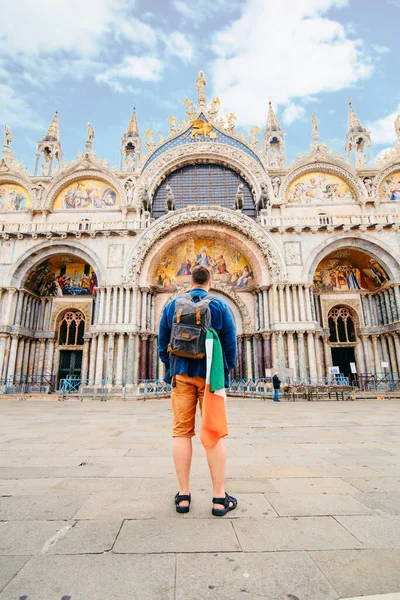 Человек Итальянским Флагом Смотрит Базилику Святого Марко Венеции Изучение Италии — стоковое фото