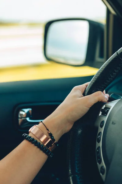 Frau Greift Lenkrad Und Fährt Auto Aus Nächster Nähe — Stockfoto