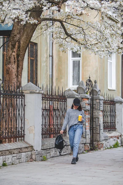 Mujer Joven Elegante Caminando Por Calle Con Taza Café Árbol — Foto de Stock