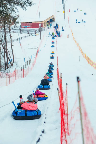 Linje För Snöslangar Dra Upp Folk Till Backen Vinteraktiviteter — Stockfoto