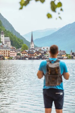 adam gezgin backpacker gölün yaz saati diğer tarafında hallstatt şehir bakıyor