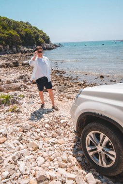 Araba seyahati konsepti. Yaz plajında deniz özgürlüğüne bakıyor.