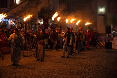 Lviv, Ukrayna - 25 Aralık 2017: Şehir meydanında İsa 'nın doğumu oyunu. Gece vakti.