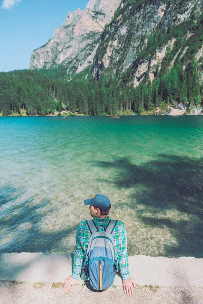 Homme Avec Sac Dos Regardant Lac Dans Les Montagnes Dolomites — Photo