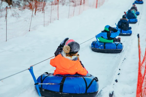 Linje För Snöslangar Dra Upp Folk Till Backen Vinteraktiviteter — Stockfoto