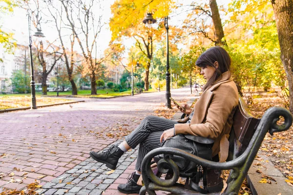 Jeune Femme Mode Adulte Assis Sur Banc Parc Ville Automne — Photo