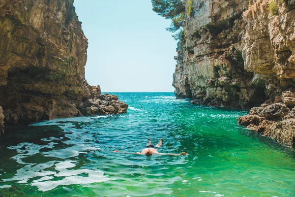 Jongeman Zwemmen Terug Zee Afstand Tussen Kliffen Zomer Tijd Kopiëren — Stockfoto