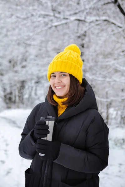 Leende Kvinna Vinter Outfit Dricka Uppvärmd Dryck Från Påfyllningsbara Mugg — Stockfoto