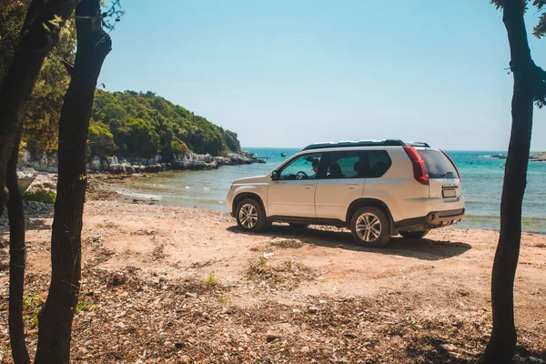 Λευκό Suv Αυτοκίνητο Στο Καλοκαίρι Παραλία Έννοια Οδικό Ταξίδι — Φωτογραφία Αρχείου