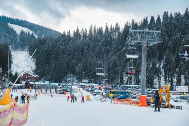 Bukovel, Ukrayna - 9 Aralık 2018: kar yağdı tepeden Kayak insanlar. kış spor aktivitesi. tatil kavramı