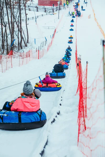 Line Snow Tubing Pull People Hill Winter Activities — Stock Photo, Image