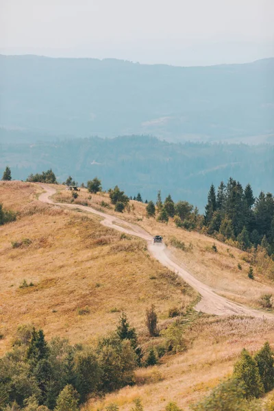 Ταξίδι Εκτός Δρόμου Αυτοκίνητο Από Βουνά Κορυφή Φθινόπωρο Σεζόν Οδικό — Φωτογραφία Αρχείου