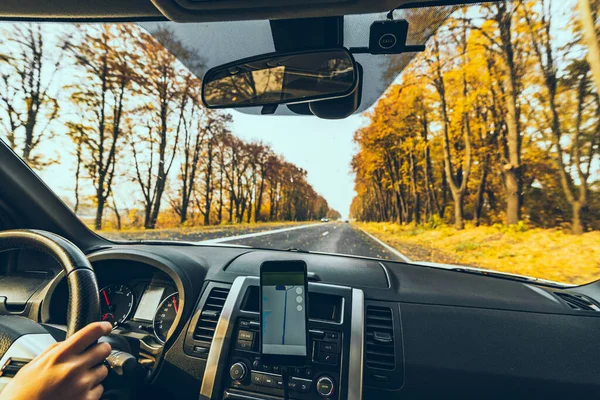 Teléfono Con Navegación Tablero Instrumentos Del Coche Viaje Carretera Otoño — Foto de Stock