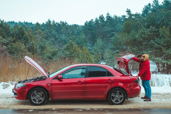 Carro Com Capuz Aberto Homem Olhando Colapso Tronco Temporada Inverno — Fotografia de Stock