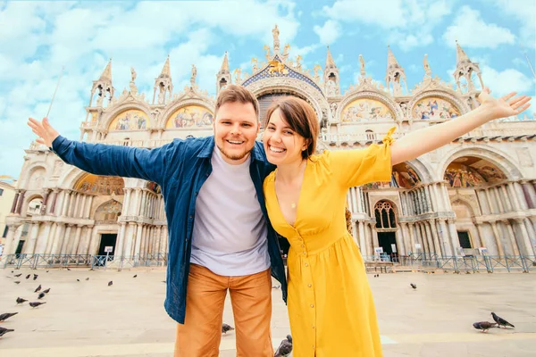 Молодая Симпатичная Пара Позирует Перед Базиликой Святого Марка Италии Летние — стоковое фото