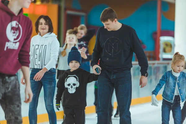Lwów Ukraina Lutego 2019 Ojciec Syn Uczy Się Jeździć Lodowisko — Zdjęcie stockowe