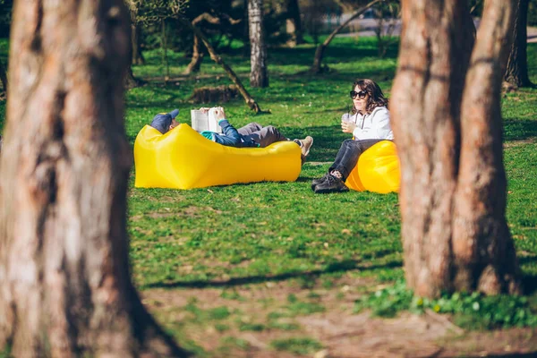Paar Liegt Auf Gelber Aufblasbarer Matratze Stadtpark Lesebuch Smoothies Trinken — Stockfoto