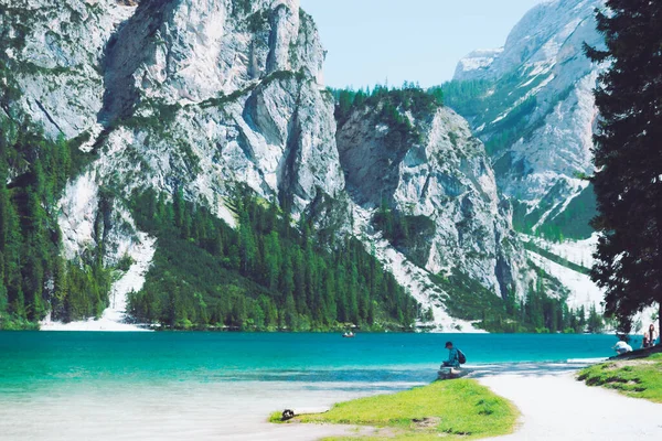 Homem Sentado Praia Montanhas Lago Apreciando Vista Conceito Viagem Verão — Fotografia de Stock