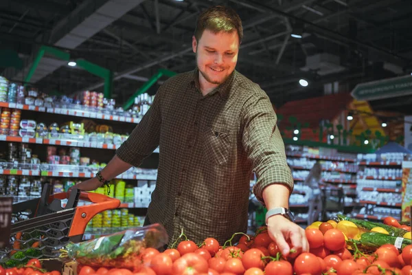 Homem Fazer Compras Mercearia Fundos Supermercado Carrinho — Fotografia de Stock