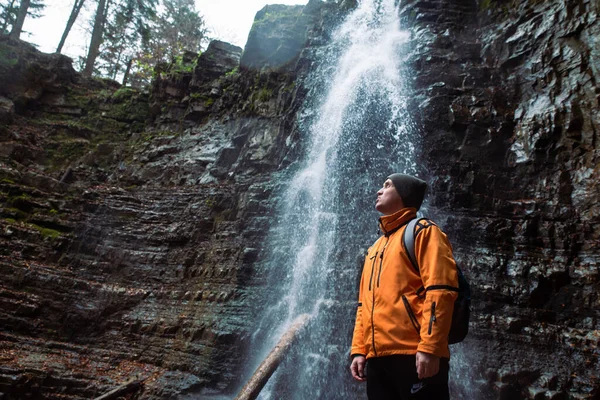 Человек Туризм Концепция Глядя Водопад Соусе Осенний Сезон — стоковое фото