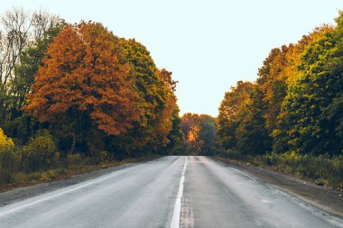 Sonbahar mevsimi günbatımında eski yarış pisti manzarası