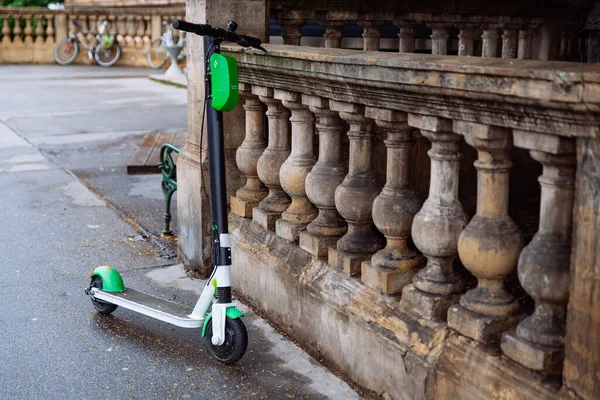 Scooters Électriques Stationnés Ville Concept Transport Urbain Rue — Photo