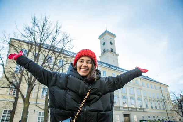 Junge Erwachsene Reisende Vor Dem Rathaus Von Lwiw Winter Städtetourismus — Stockfoto