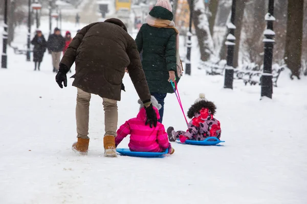 Niños Deslizándose Colina Invierno Parque Ciudad Padres Empujando Divertirse — Foto de Stock